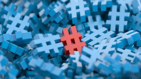 un hashtag rouge au milieu de hashtags bleu