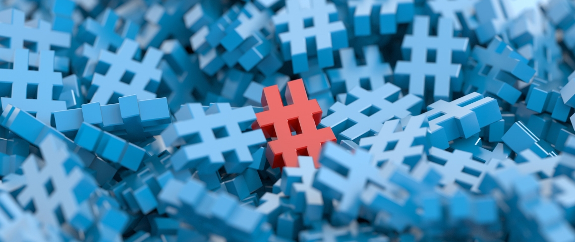 Quels sont les hashtags les plus utilisés un hashtag rouge au milieu de hashtags bleu