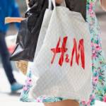 Une femme avec un sac en plastique H&M