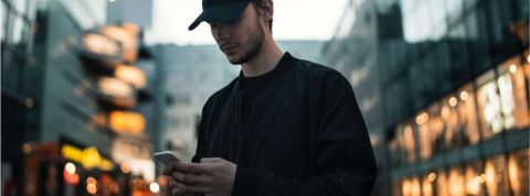 La tech change nos règles de politesse Un homme qui écrit un message sur son smartphone