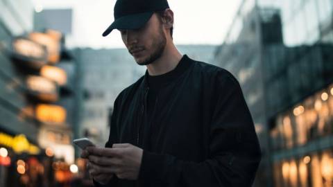 Un homme qui écrit un message sur son smartphone