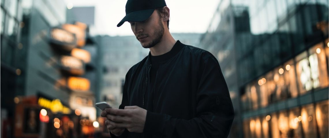 La tech change nos règles de politesse Un homme qui écrit un message sur son smartphone