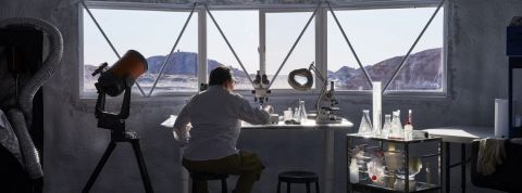 IKEA s’en rendu sur Mars pour designer votre futur appart (partagé) un scientifique travaillant de dos dans un laboratoire