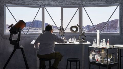 un scientifique travaillant de dos dans un laboratoire