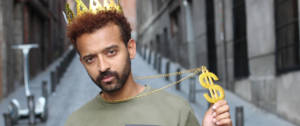 un influenceur dans la rue avec une couronne dorée qui exhibe fiérement un pendantif en forme de dollars