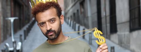 Combien touchent les youtubeurs un influenceur dans la rue avec une couronne dorée qui exhibe fiérement un pendantif en forme de dollars