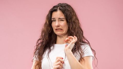 une femme semble avoir peur