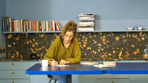 une jeune femme écrit une lettre