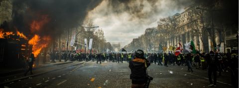 Une manifestation filmée par un journaliste une scène e manifestation sur Paris
