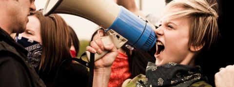 Des travailleurs de la tech se rebiffent contre la réforme des retraites Manifestante tient un porte-voix pendant une manifestation