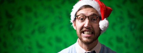 Facebook créée un chatbot pour éviter les bourdes de ses salariés pendant les fêtes Un monsieur l'air gêné avec un chapeau de père noel sur la tête.