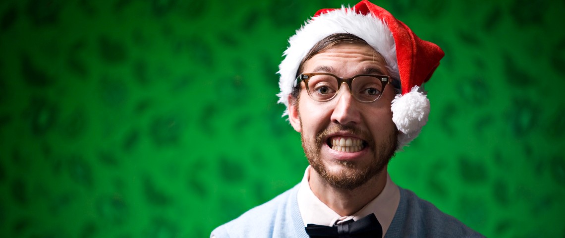Facebook créée un chatbot pour éviter les bourdes de ses salariés pendant les fêtes Un monsieur l'air gêné avec un chapeau de père noel sur la tête.