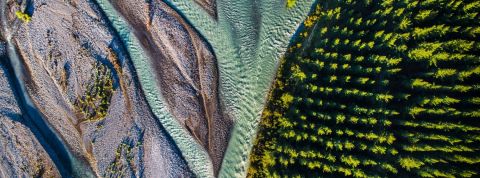 Patagonia s'engage pour l'environnement Une rivière et une forêt prises en photo depuis le ciel
