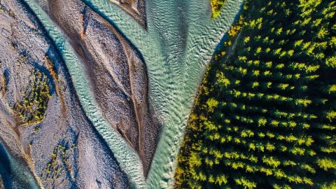 Patagonia s'engage pour l'environnement Une rivière et une forêt prises en photo depuis le ciel