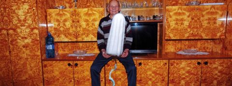 Des artistes jouent avec des tampons pour briser le tabou des règles un homme attrape un tampon hygiénique