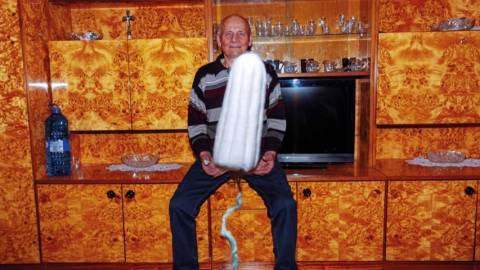 un homme attrape un tampon hygiénique