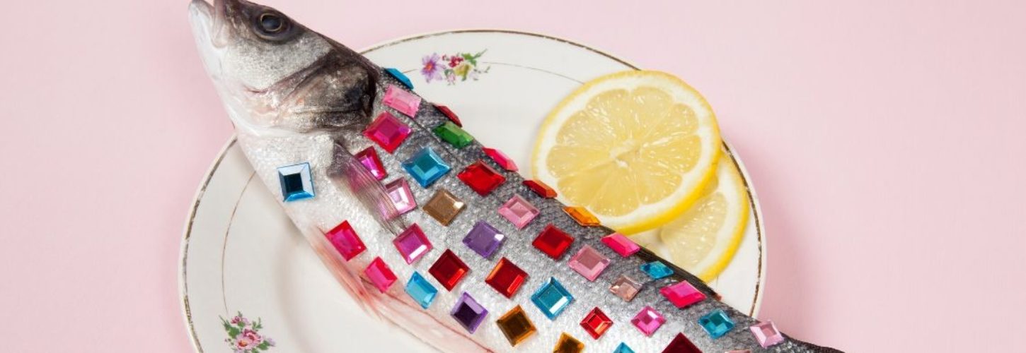 Que mangerons-nous en 2029 ? Un poisson avec des strass dessus dans une assiette