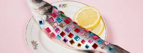 Que mangerons-nous en 2029 ? Un poisson avec des strass dessus dans une assiette
