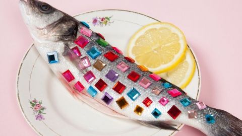 Un poisson avec des strass dessus dans une assiette