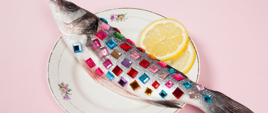 Que mangerons-nous en 2029 ? Un poisson avec des strass dessus dans une assiette