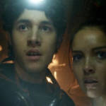 un couple de jeune dans la pénombre du métro