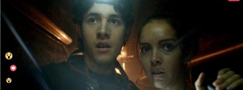 un couple de jeune dans la pénombre du métro