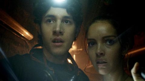 un couple de jeune dans la pénombre du métro