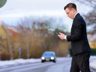 On se blesse de plus en plus à cause de nos smartphones