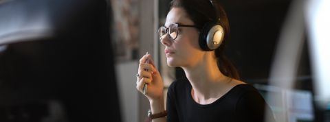 Des sociologues se mobilisent dans la Silicon Valley pour la rendre meilleure Une femme travaille devant un ordinateur