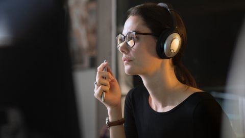 Une femme travaille devant un ordinateur