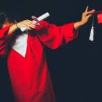 Une étudiante diplômée qui fait un dab
