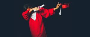 Une étudiante diplômée qui fait un dab