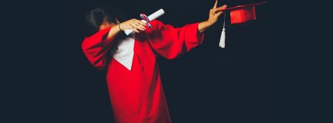 Les millennials prennent des cours d'adulting Une étudiante diplômée qui fait un dab