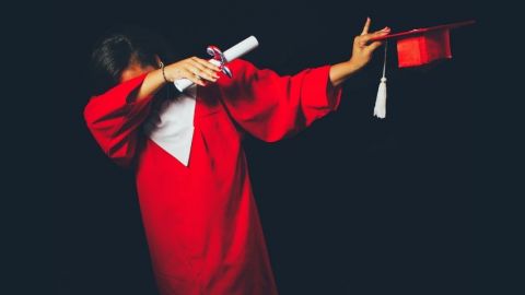 Une étudiante diplômée qui fait un dab