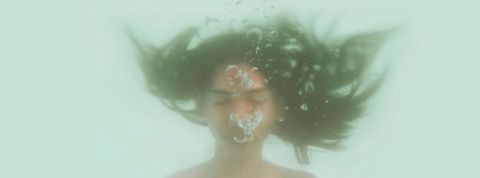 Les ados sont sous pression. Et c'est de notre faute. Une jeune femme sous l'eau