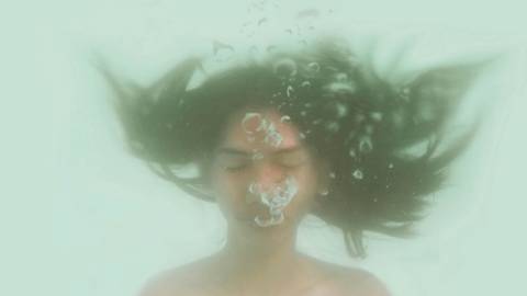 Une jeune femme sous l'eau