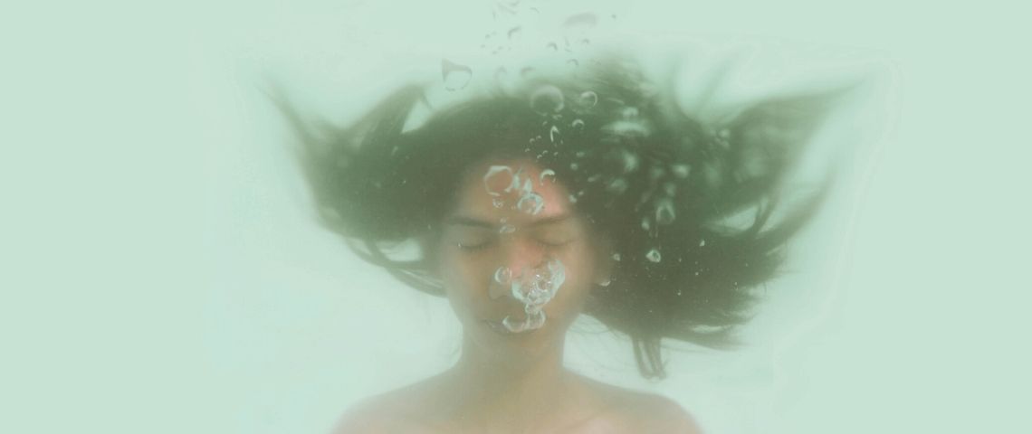 Les ados sont sous pression. Et c'est de notre faute. Une jeune femme sous l'eau