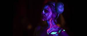 Une femme avec du maquillage fluorescent