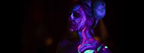 Les tendances 2020 de Pinterest Une femme avec du maquillage fluorescent