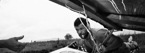 Déforestation, gangs, pauvreté… ces photos saisissantes montrent les violences qui gangrènent l’Amazonie photo noir et blanc d'un homme poussant une charge