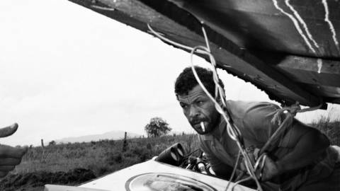 photo noir et blanc d'un homme poussant une charge
