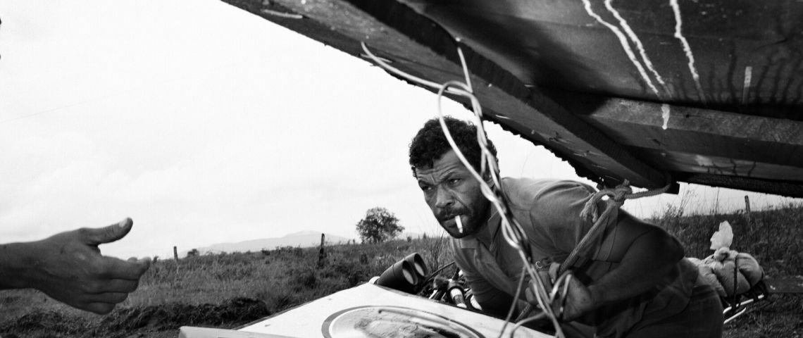 Déforestation, gangs, pauvreté… ces photos saisissantes montrent les violences qui gangrènent l’Amazonie photo noir et blanc d'un homme poussant une charge