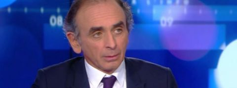 zemmour, la machine à audience de CNews un gros plan sur la tête du polémiste. Franchement vous ratez rien les malvoyants.