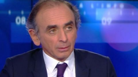 un gros plan sur la tête du polémiste. Franchement vous ratez rien les malvoyants.