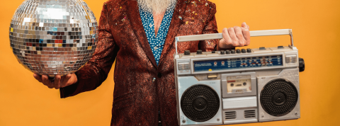 Le capitalisme de surveillance est partout Un homme tient une boule lumineuse