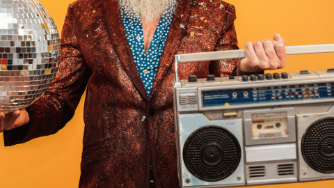 Un homme tient une boule lumineuse