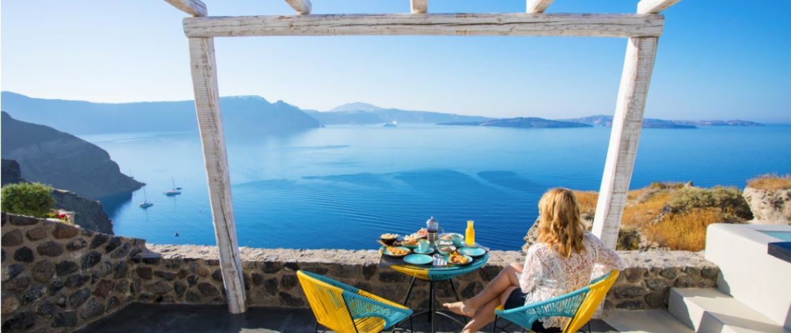 Booking annonce l’ouverture des candidatures pour son programme Booking Booster 2020, qui vise à soutenir les innovations permettant de voyager plus durablement Femme admirant un paysage cotier
