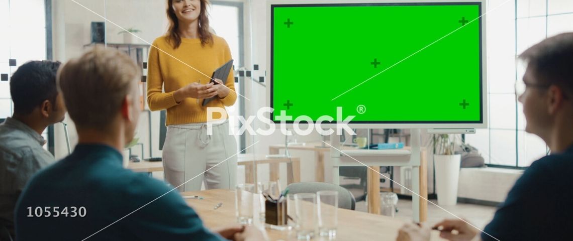Burger King lance les Supers Deals et son agence Buzzman en fait la promotion à travers des vidéos drôles Femme en réunion devant un écran vert