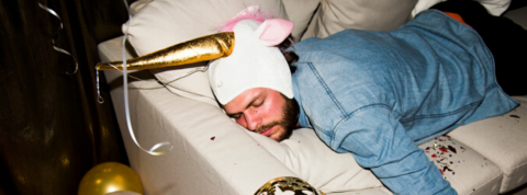 Airbnb a les moyens de trier ses locataires Un homme avachi sur un canapé