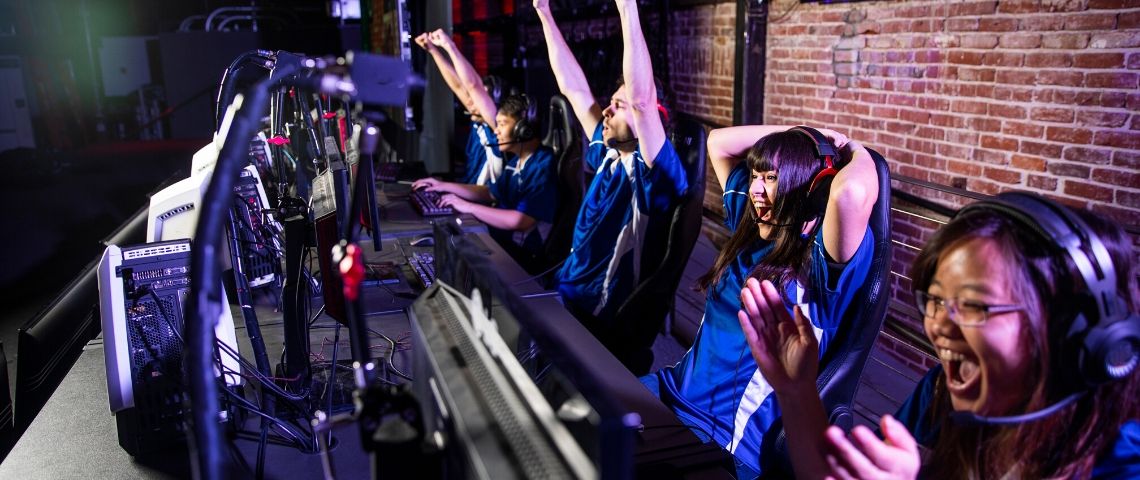 L’Esport est-il un sport comme les autres ? Une équipe esport explose de joie après une victoire